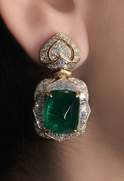 Pair-of-emerald-and-diamond-earrings-_-寶格麗-_-祖母綠配鑽石耳環一對-_-Magnificent-Jewels-and-Noble-Jewels-_-2022-_-Sothebys.jpeg